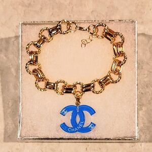 VINTAGE CHANEL CC BLUE ACRYLIC CHARM ON UNBRANDED GOLD PLATED 7½" BRACELET